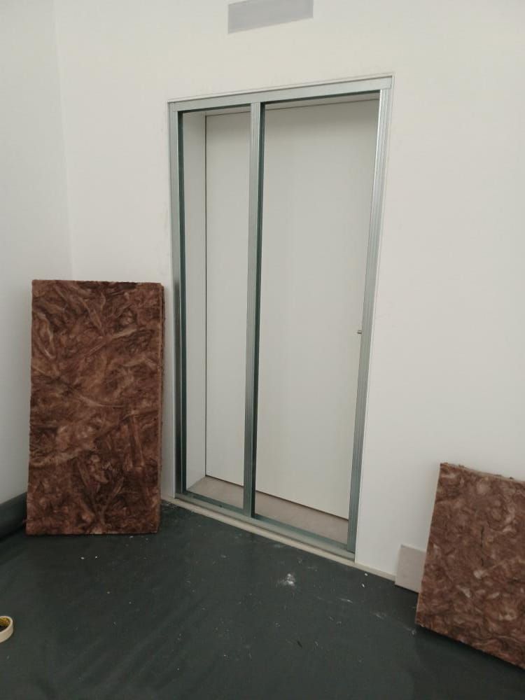 Prima: telaio metallico nel vano della porta